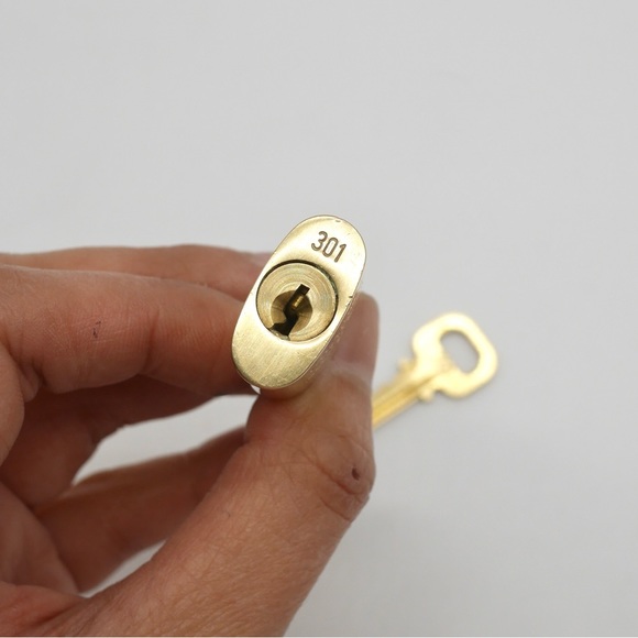 🍓LV Lock and Key #301 - Picture 3 of 3